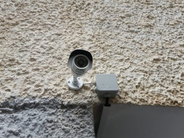 מצלמות אבטחה בבניין משותף